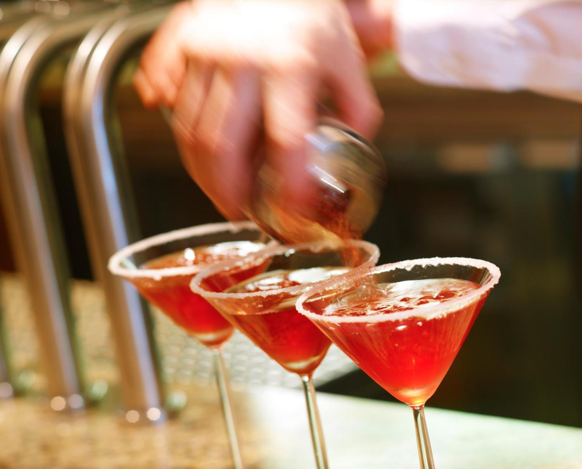 Aghadoe Heights Hotel & Spa Killarney Eksteriør bilde A bartender seasoning a cocktail rim with a lemon wheel