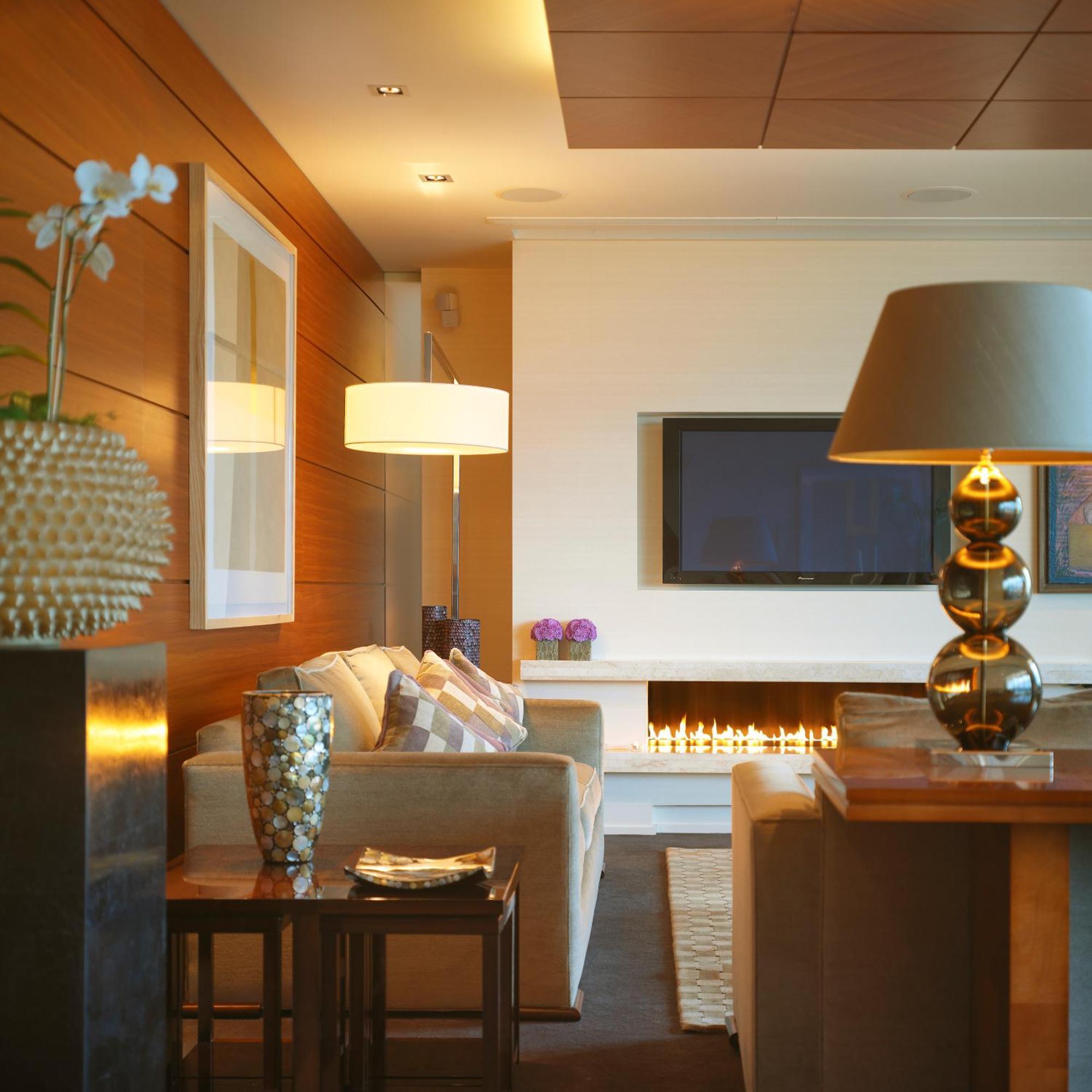 Aghadoe Heights Hotel & Spa Killarney Rom bilde A living room with a fireplace