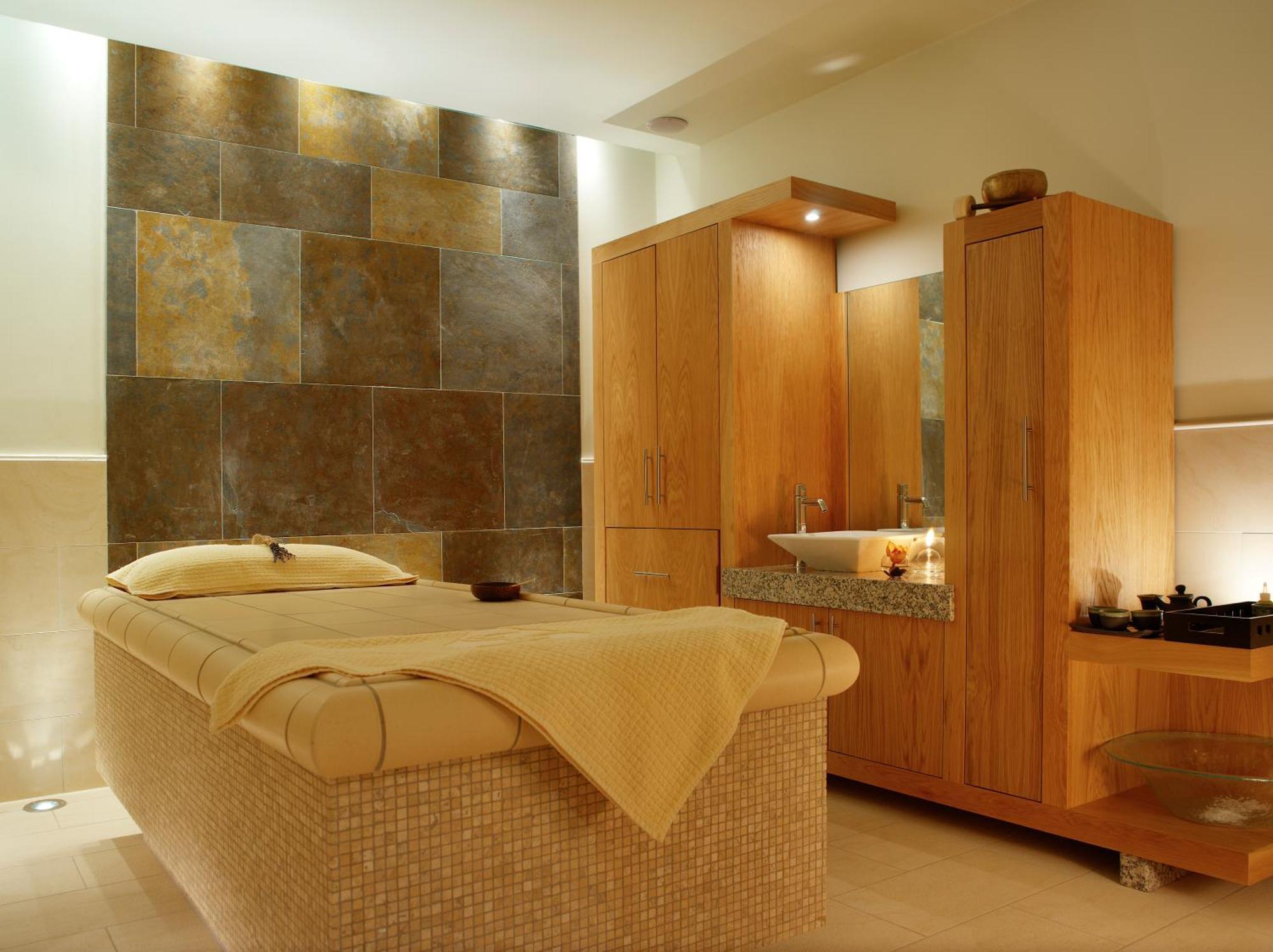 Aghadoe Heights Hotel & Spa Killarney Eksteriør bilde A treatment room at a spa